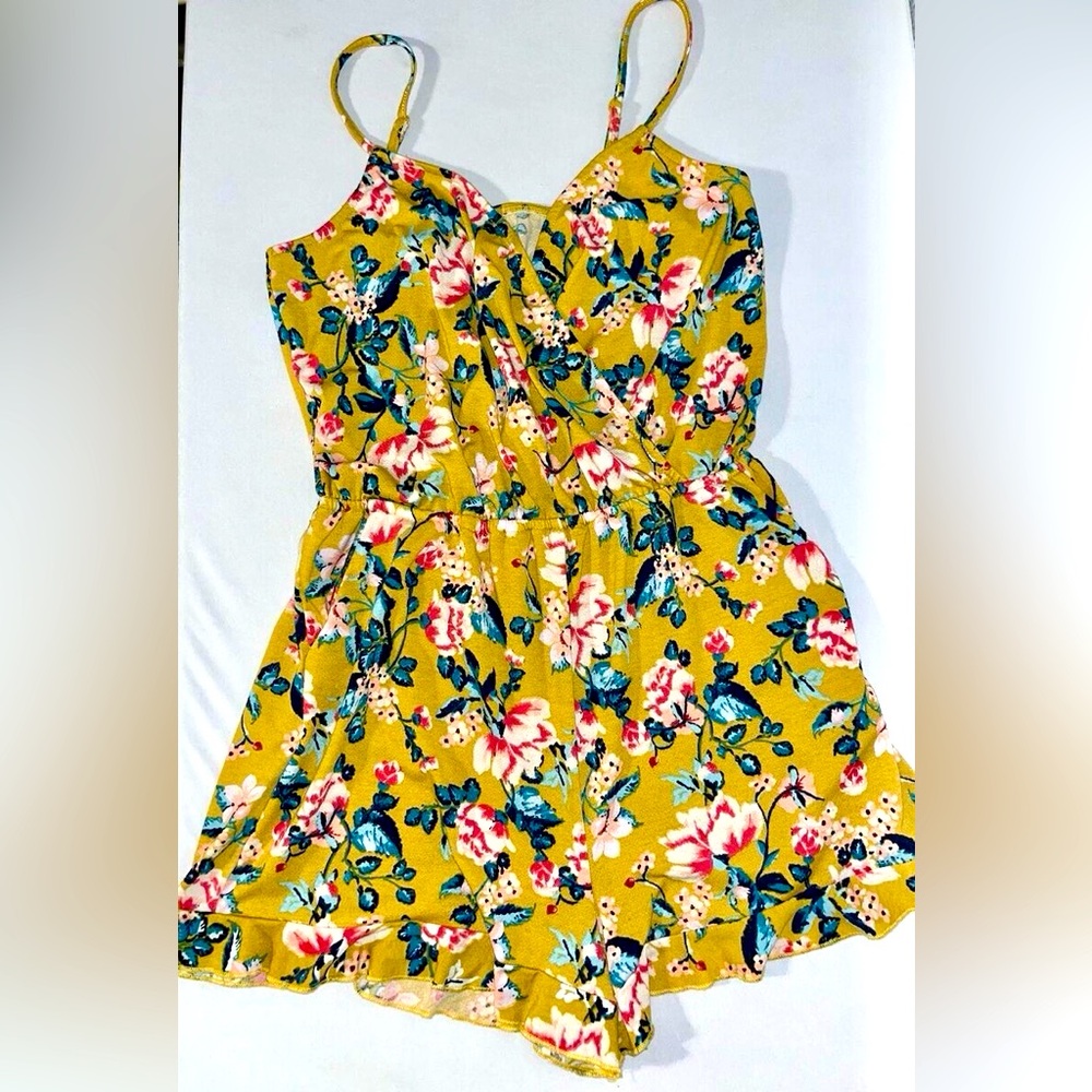 NWT Xhilaration Romper. Yellow/Gold floral. Pockets, Medium, Adjustable Straps